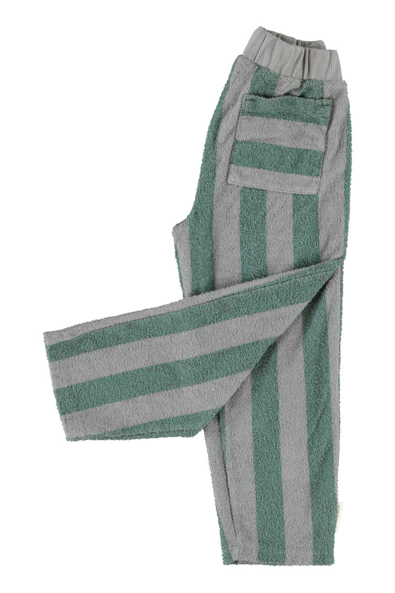 Detalle de pantalón jogger de niño gris y verde con rayas de piupiuchick.