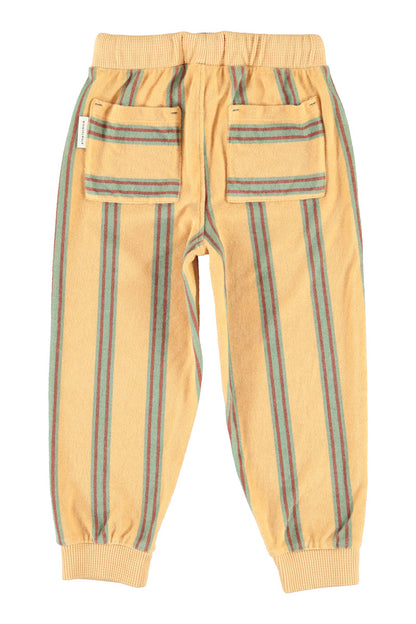 Detalle de pantalón jogger de niño arena con rayas dobles de piupiuchick.