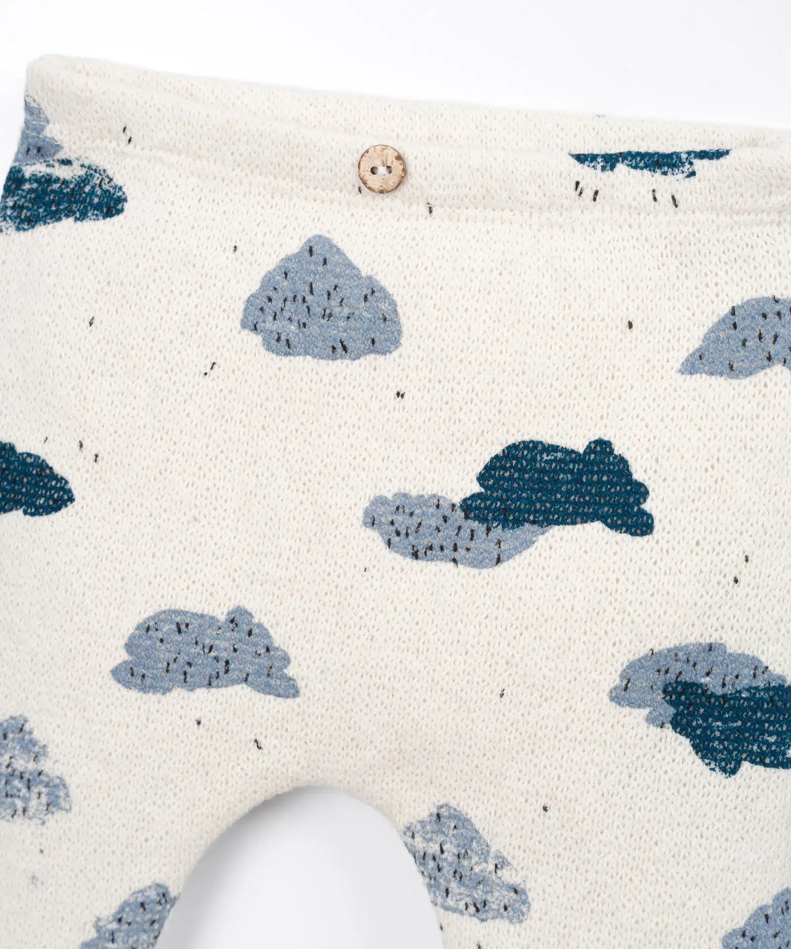 Leggings Bebé Algodón Crudos Nubes Azules de Play Up - detalle.