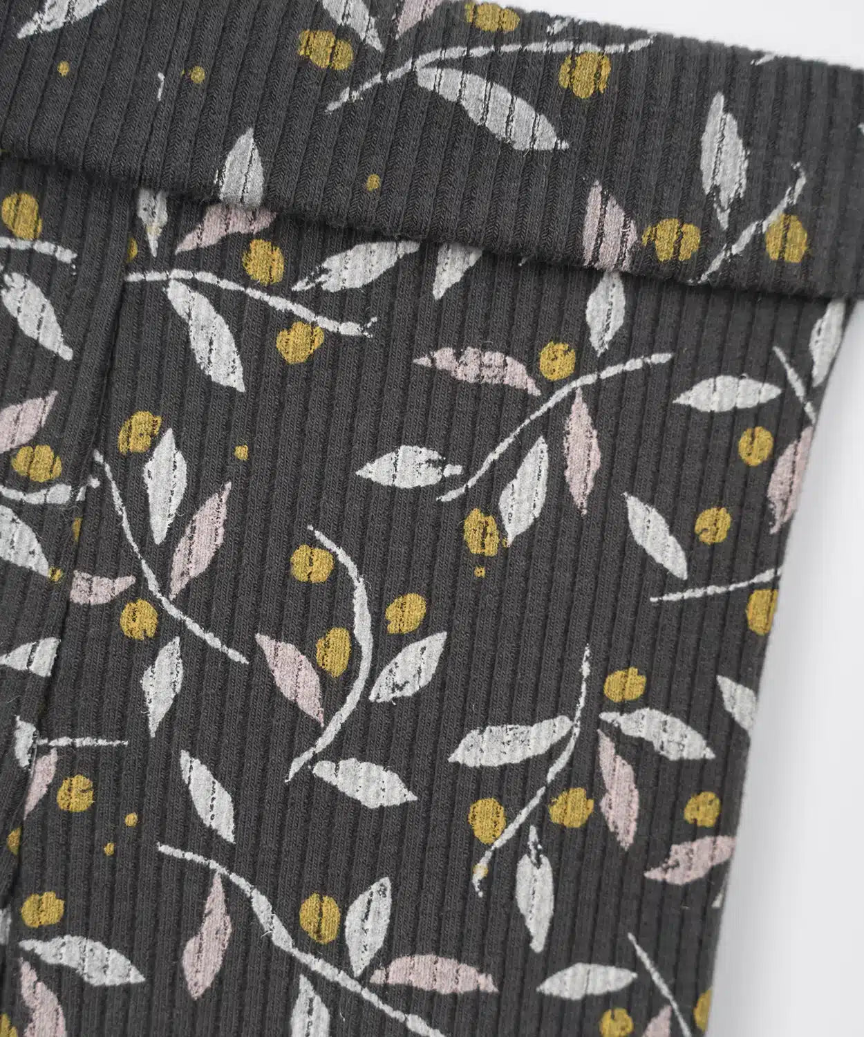 Leggings Bebé Algodón y Modal Gris Oscuro Floral de Play Up - detalle.