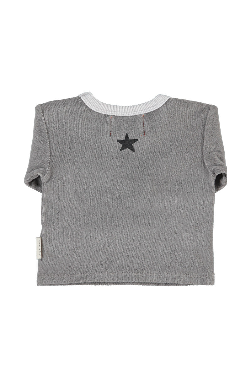 Detalle de camiseta manga larga de bebé gris con school trip de piupiuchick.