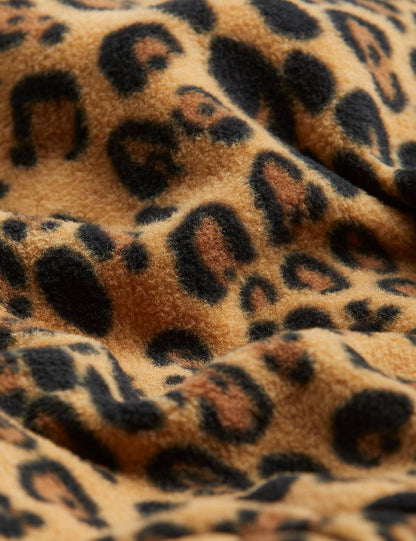 Detalle del diseño leopardo en color beige.
