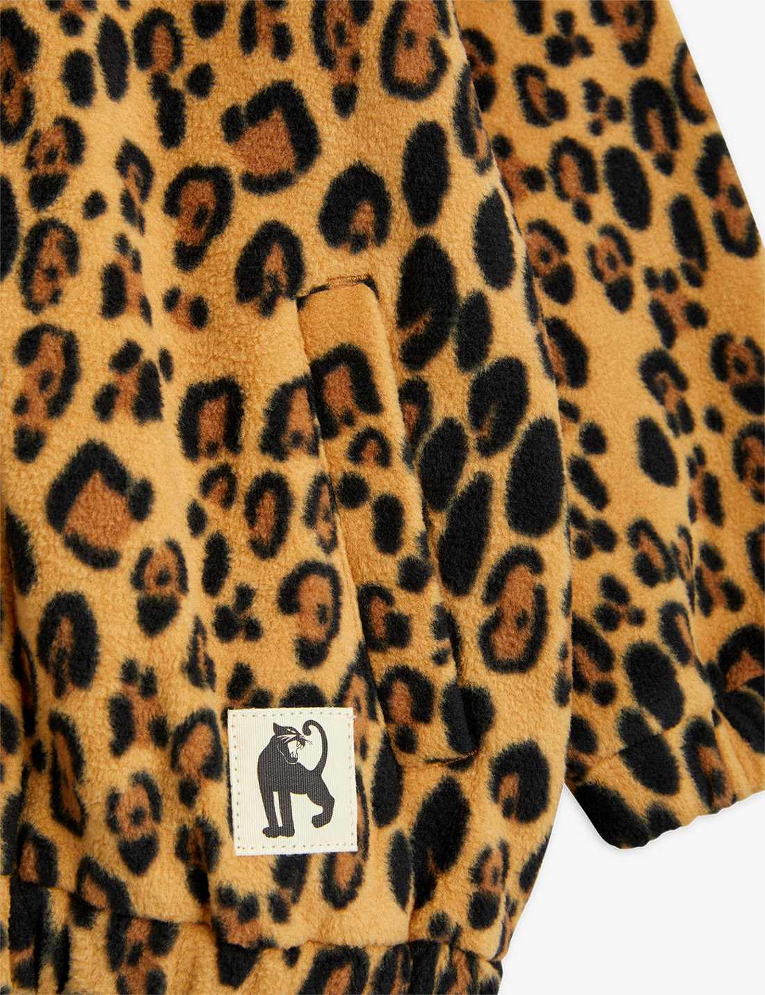 Detalle del diseño leopardo en color beige.