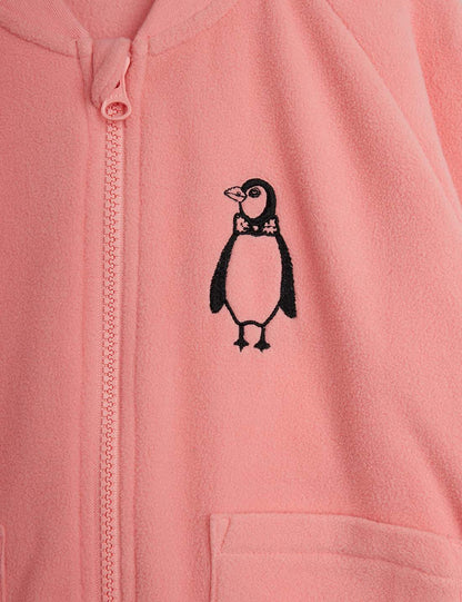 Detalle del diseño pingüino bordado en color rosa.