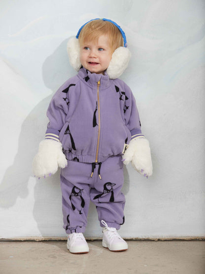 Modelo llevando chaqueta de niño púrpura pingüinos de Mini Rodini.