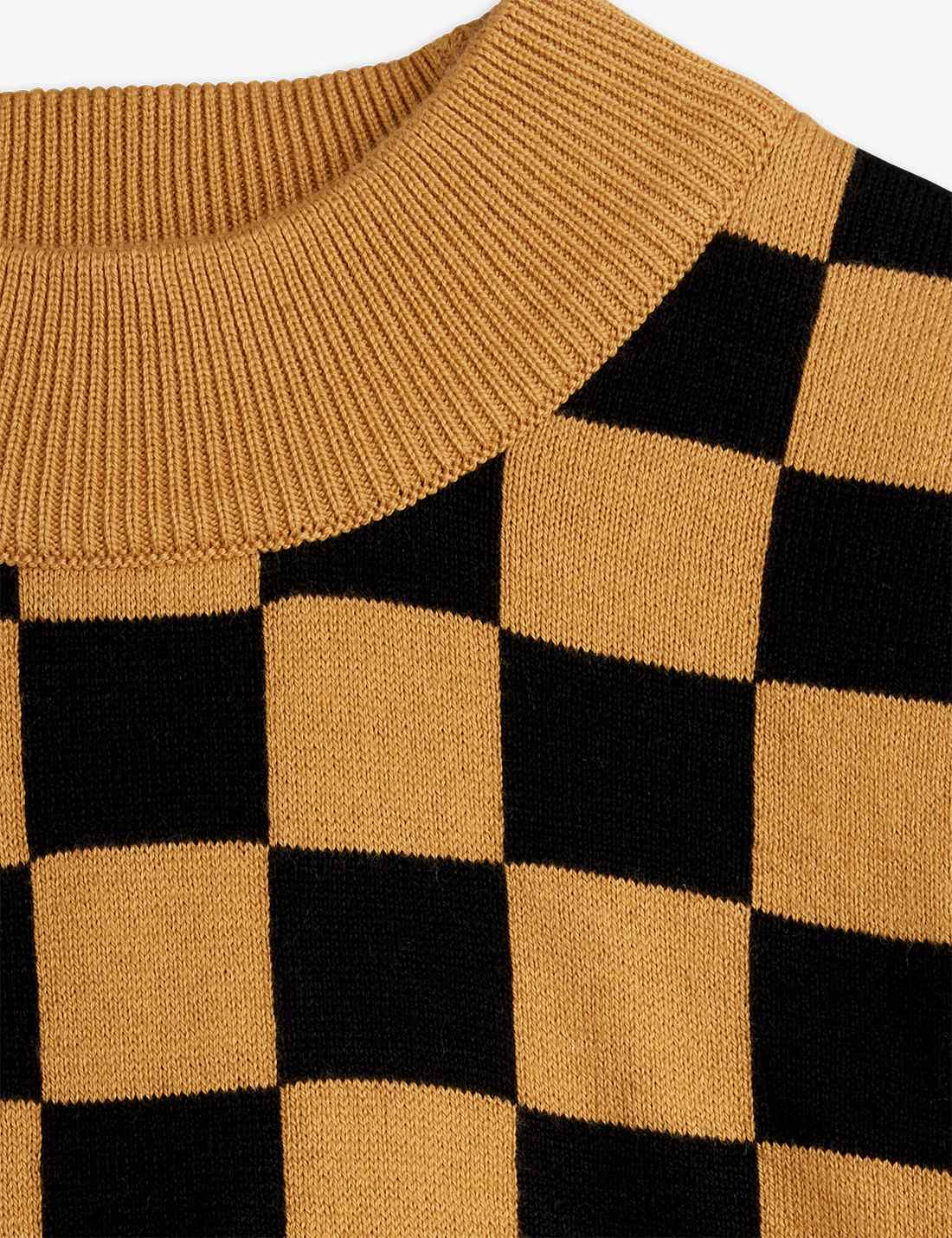 Detalle del diseño cuadros ajedrez en color marrón.