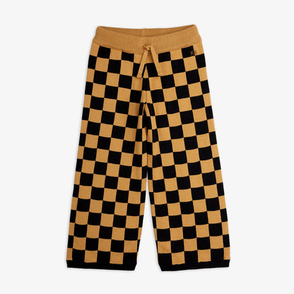 Pantalón de niño marrón cuadros ajedrez, vista frontal.