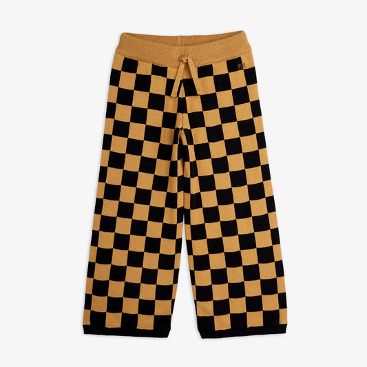 Pantalón de niño marrón cuadros ajedrez, vista frontal.