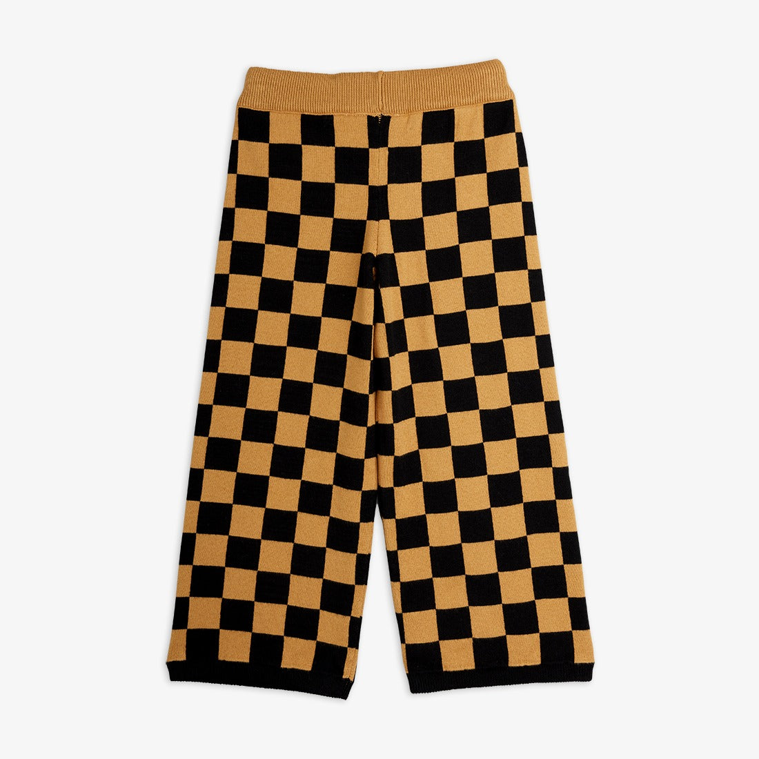 Parte trasera del pantalón de niño marrón cuadros ajedrez.