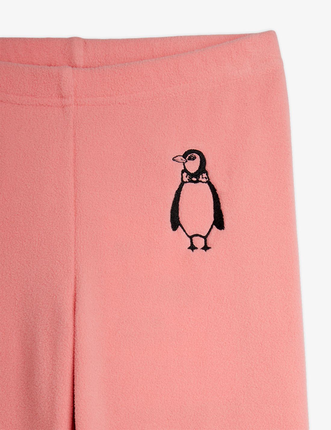 Detalle del diseño pingüino bordado en color rosa.