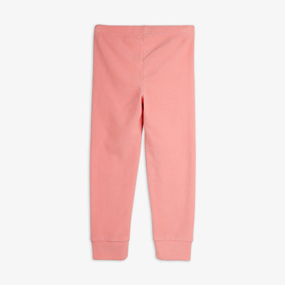 Parte trasera del pantalón de niño rosa pingüino bordado.