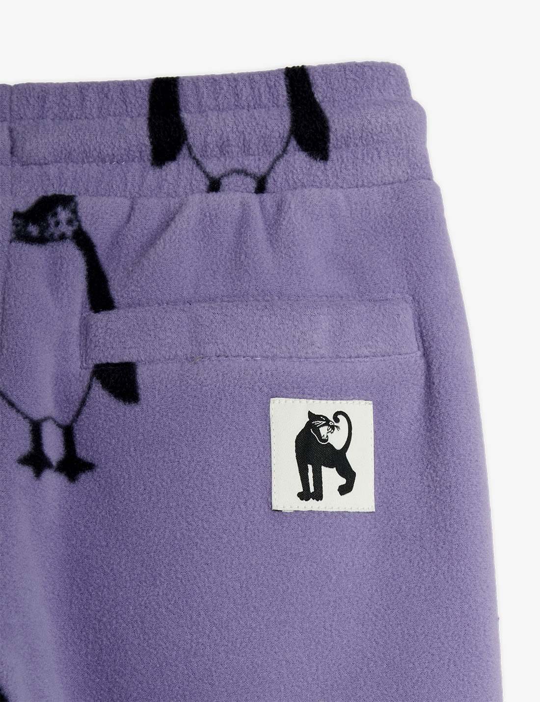 Detalle del diseño pingüinos en color púrpura.