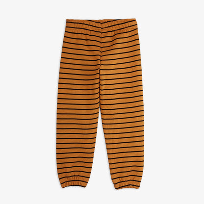 Parte trasera del pantalón de niño marrón rayas negras.