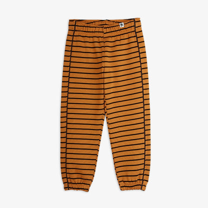 Pantalón de niño marrón rayas negras, vista frontal.