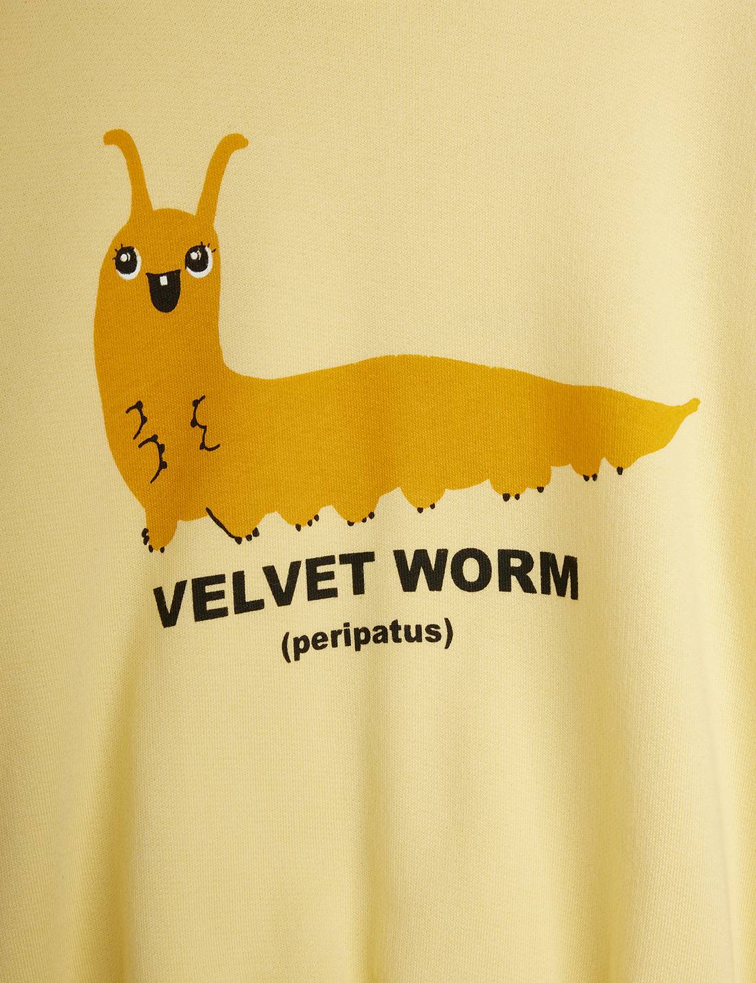 Detalle del diseño gusano velvet en color amarillo.