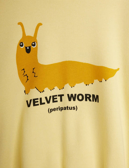 Detalle del diseño gusano velvet en color amarillo.