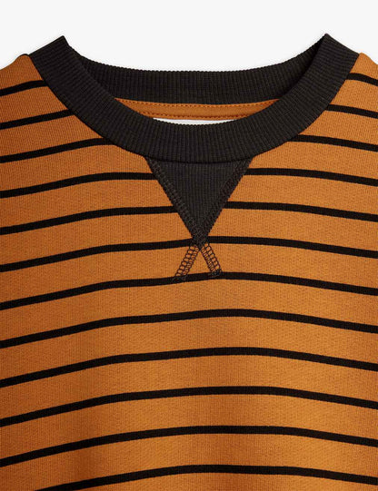 Detalle del diseño rayas negras en color marrón.