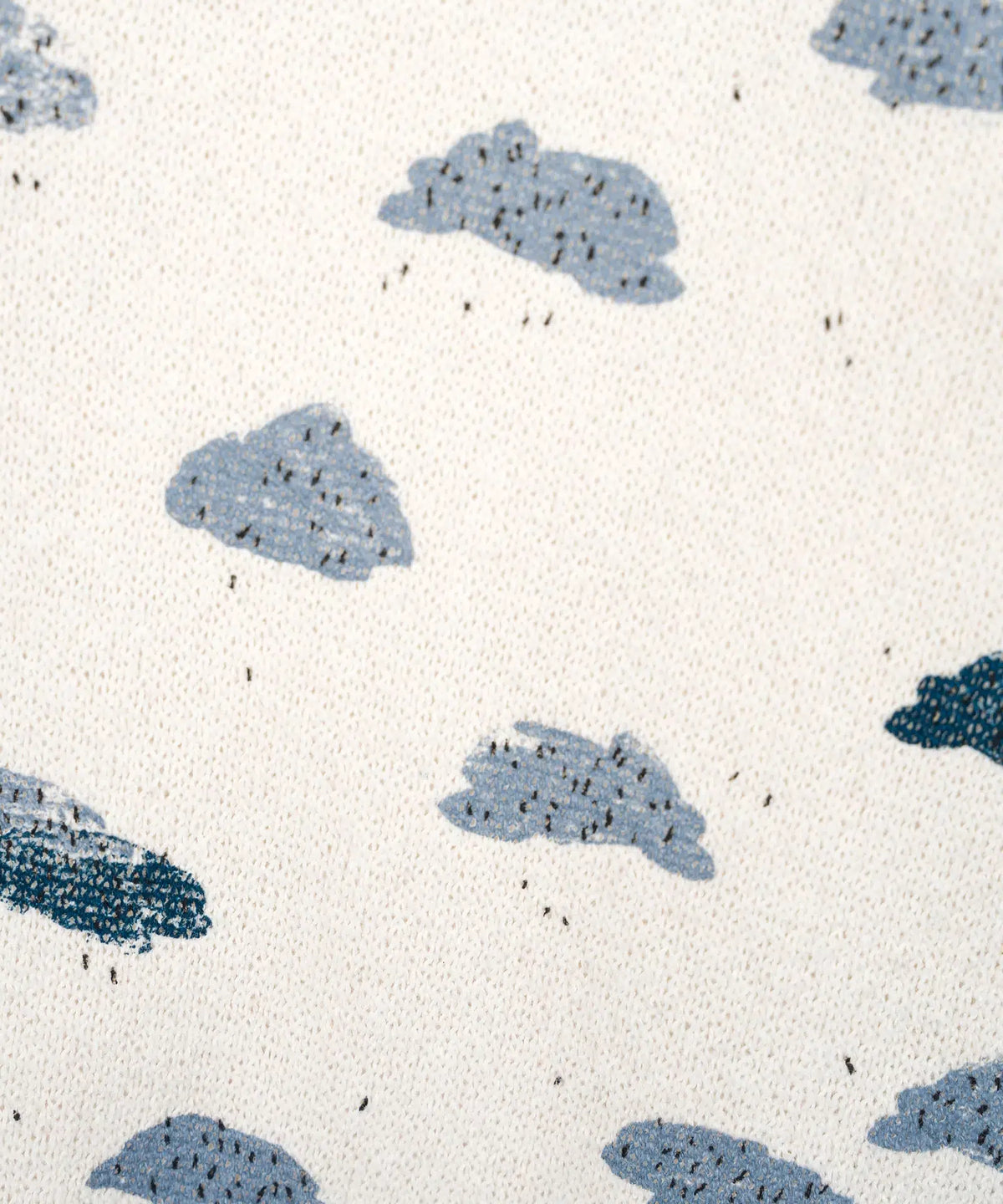 Mono Bebé Algodón Crudo Nubes Azules de Play Up - detalle.