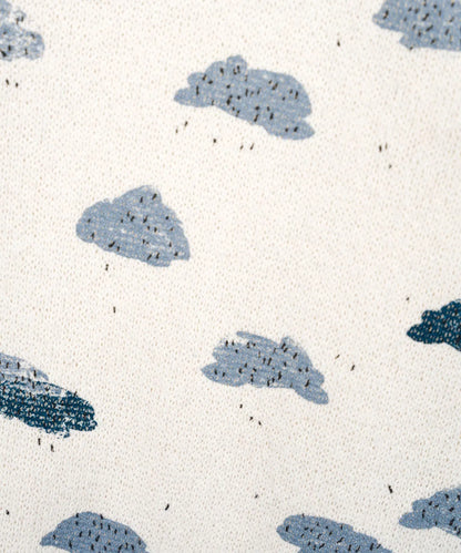 Mono Bebé Algodón Crudo Nubes Azules de Play Up - detalle.
