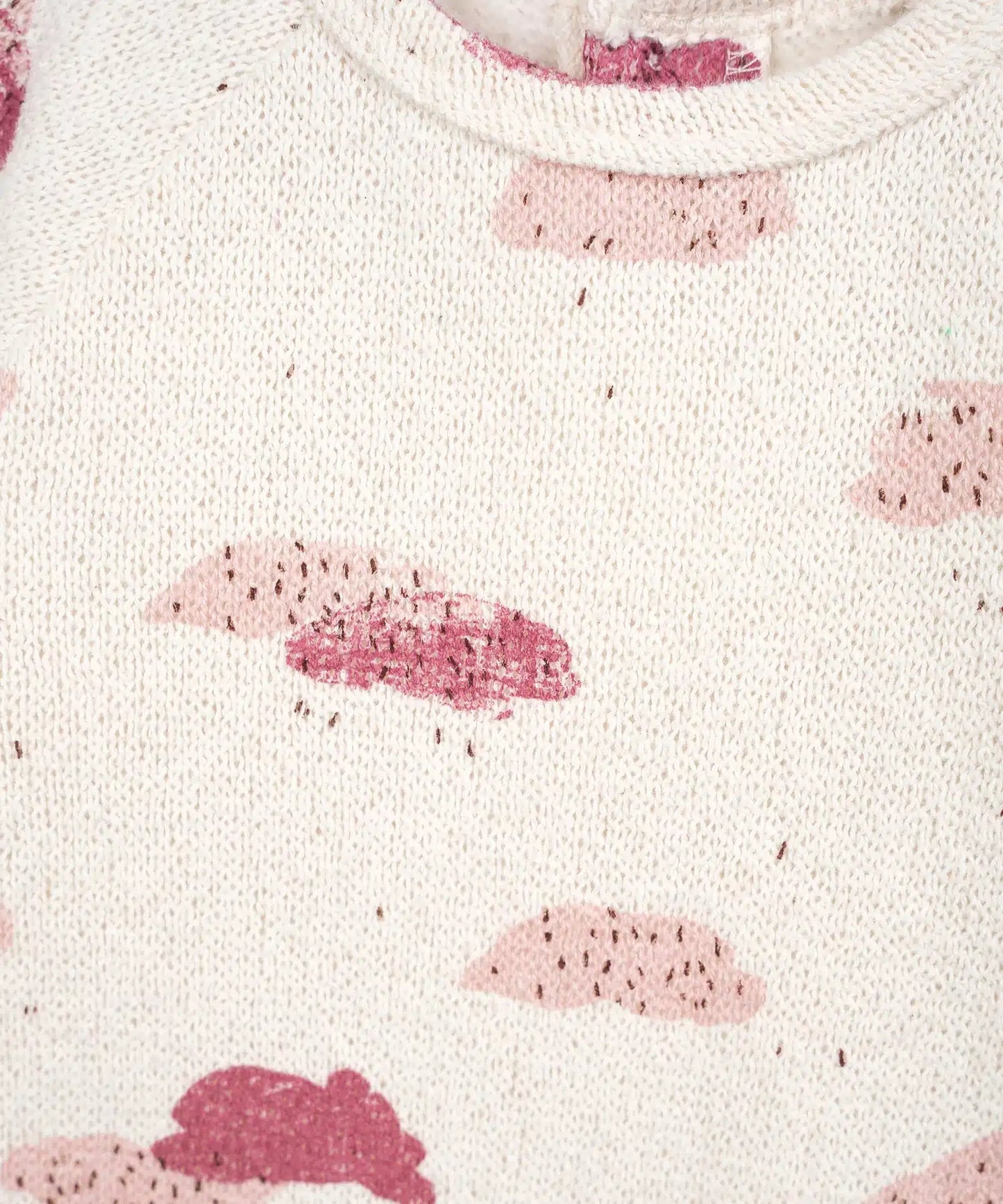 Mono Bebé Algodón Crudo Nubes Rosas de Play Up - detalle.