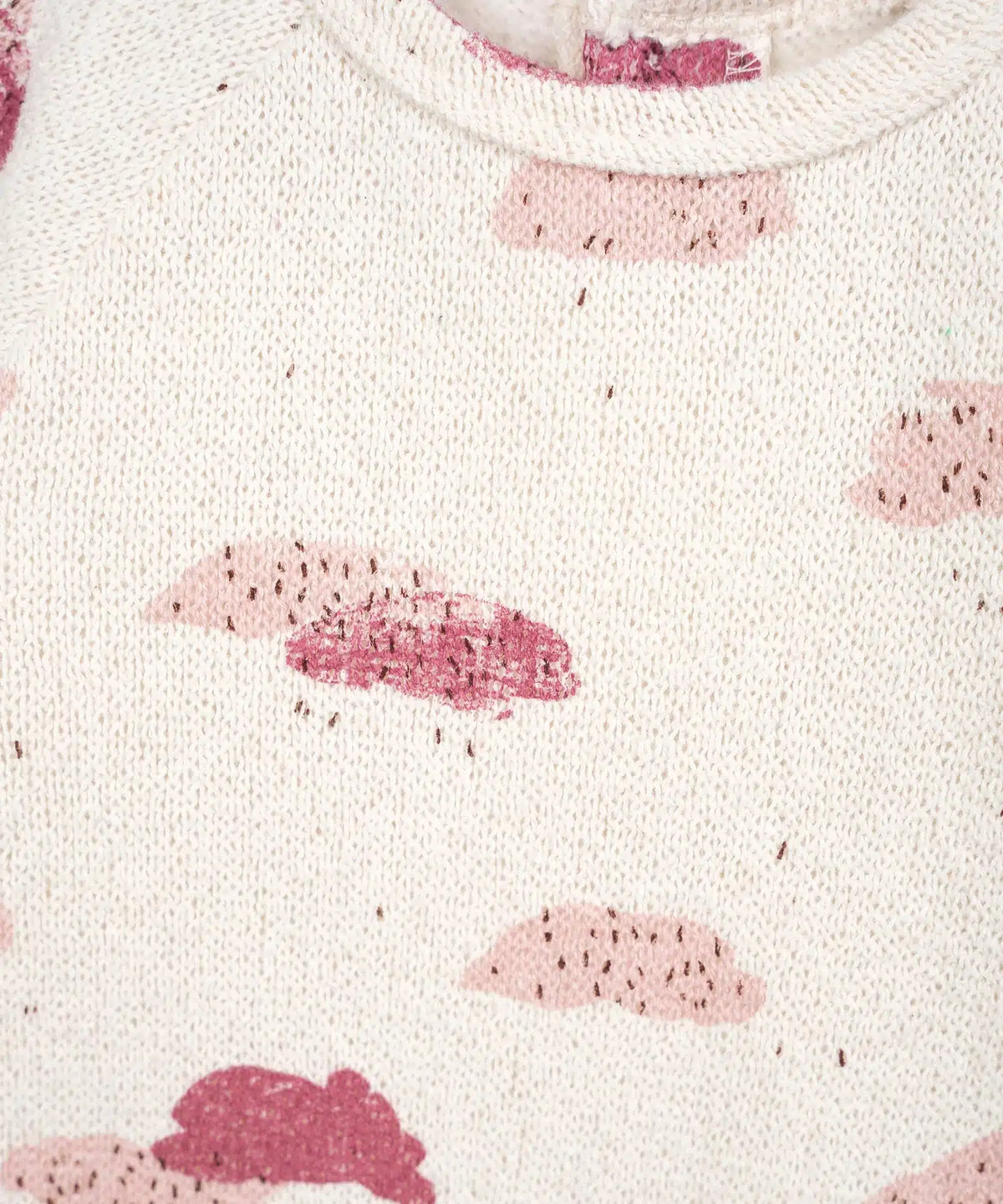 Mono Bebé Algodón Crudo Nubes Rosas de Play Up - detalle.