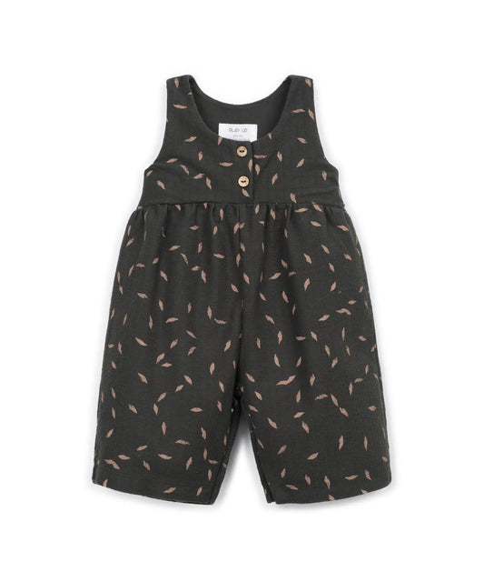 Peto Bebé Algodón Gris Oscuro Estampado Vegetal de Play Up - vista frontal.