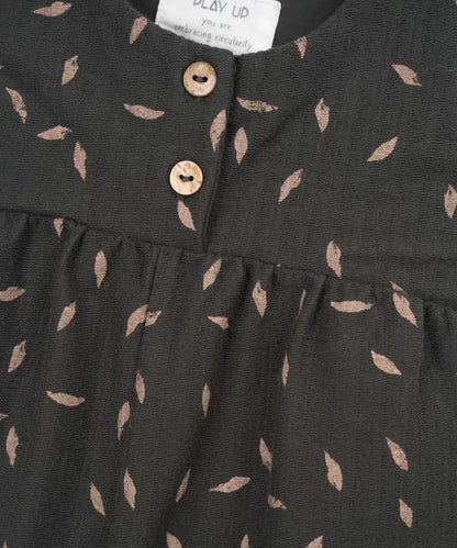 Peto Bebé Algodón Gris Oscuro Estampado Vegetal de Play Up - detalle.