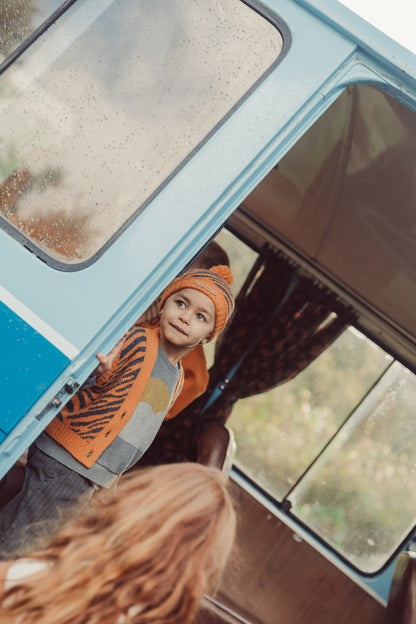 Niño con gorro de niño naranja con cebra de piupiuchick.