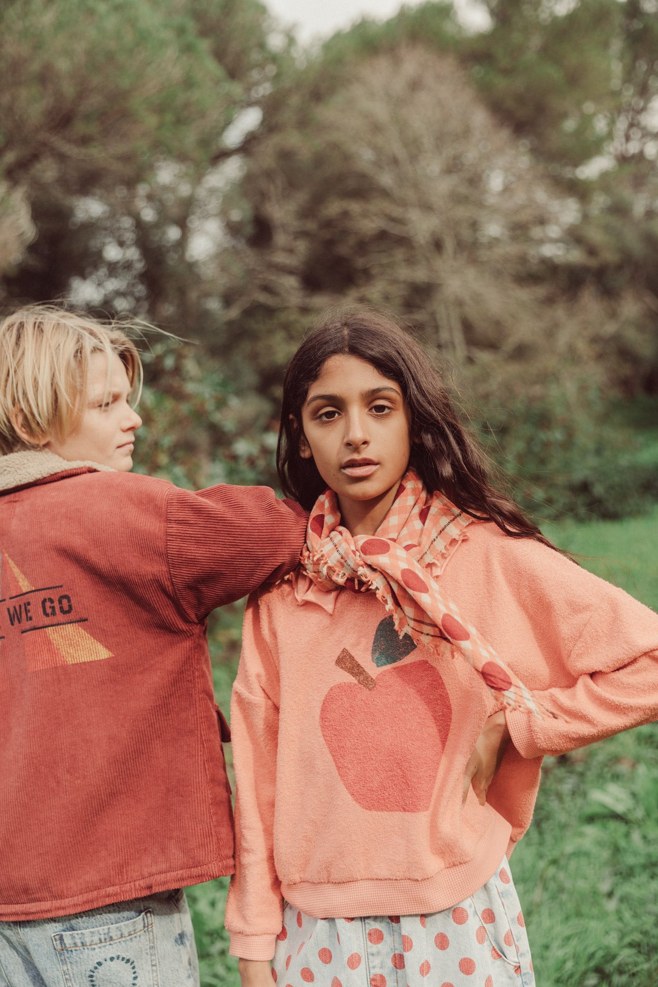 Niña con sudadera de niña rosa con manzana de piupiuchick.