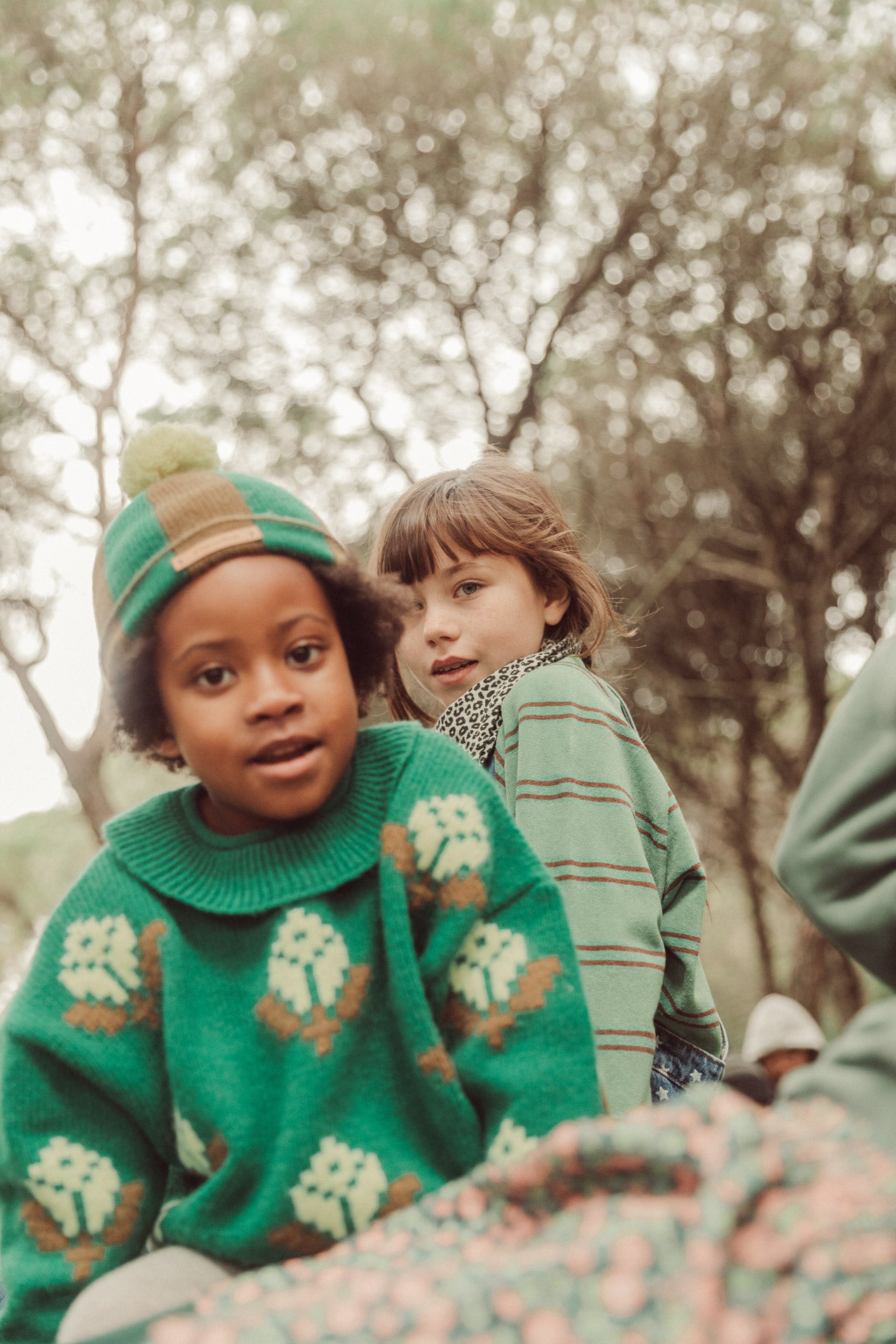 Niño con gorro de niño verde y marrón con rayas de piupiuchick.