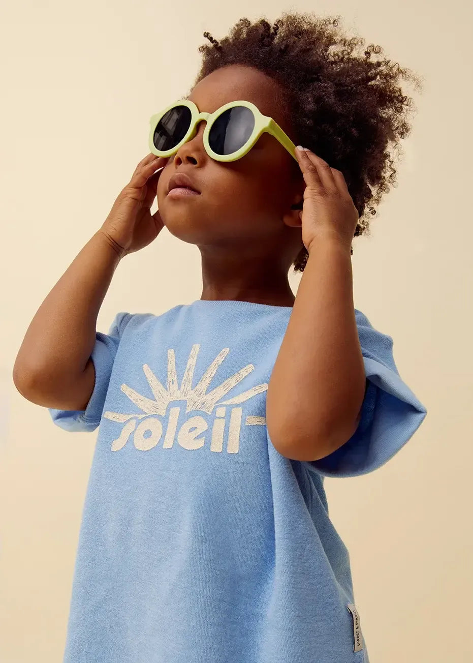 Niño con camiseta azul Soleil y gafas de sol de Sproet & Sprout.