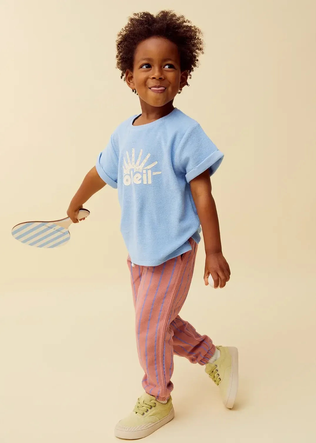 Niño con camiseta azul de rizo Soleil de Sproet & Sprout.