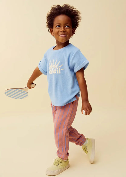 Niño con camiseta azul de rizo Soleil de Sproet & Sprout.