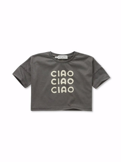 Camiseta corta negra de niña con estampado Ciao de Sproet & Sprout.