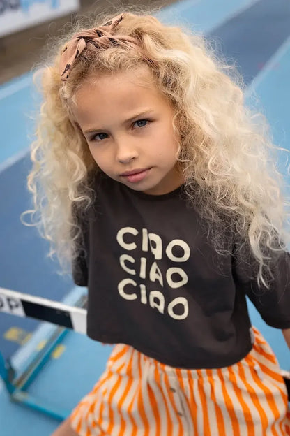 Detalle de la camiseta corta negra con estampado Ciao de Sproet & Sprout.