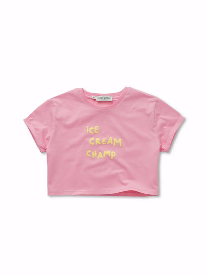 Camiseta rosa de niña con helado y texto Ice Cream Champ de Sproet & Sprout.