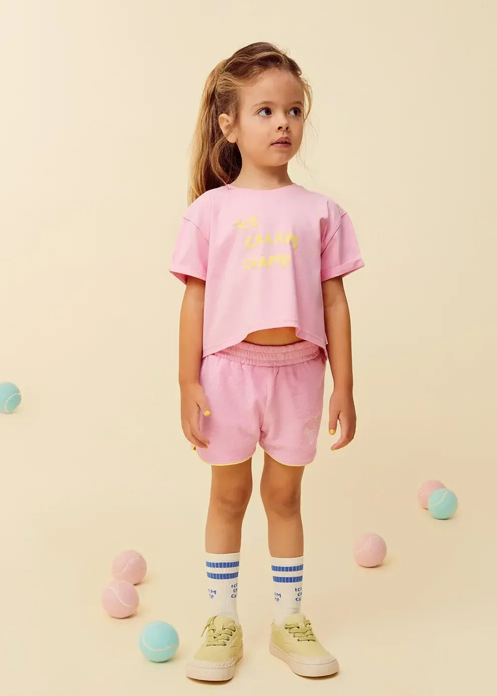 Niña con camiseta rosa Ice Cream Champ y pantalón corto a juego.