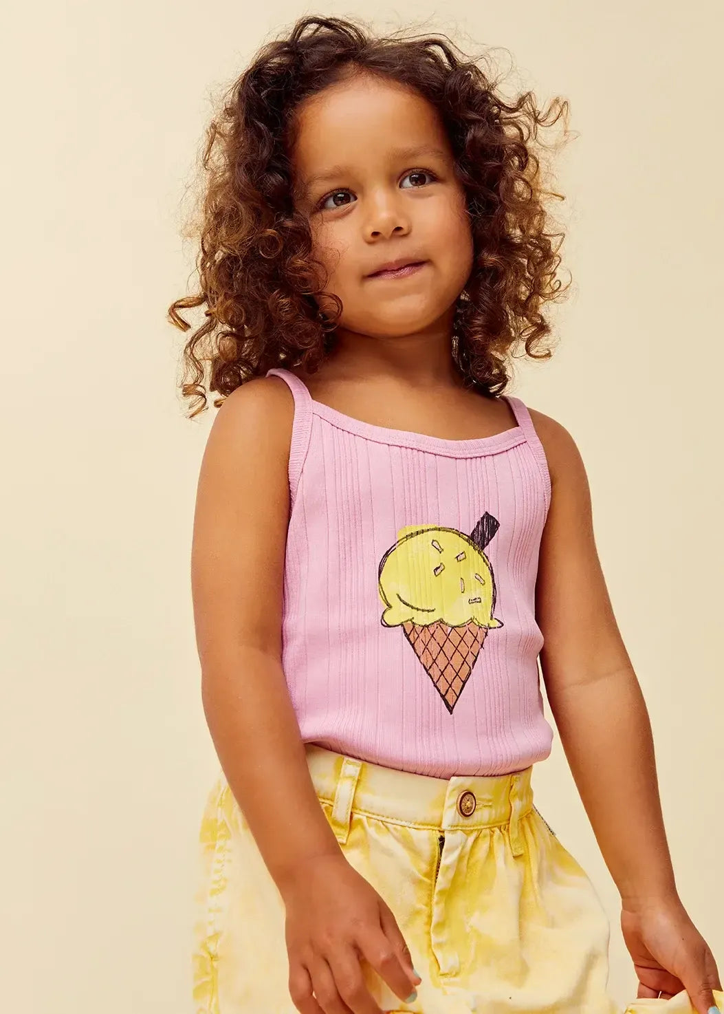 Niña con camiseta rosa de tirantes y motivo de helado de Sproet & Sprout.