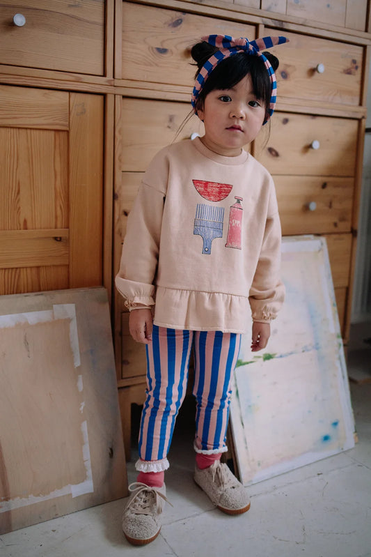 Persona posando con leggings de niña azul Rayas Rosas de Sproet & Sprout.