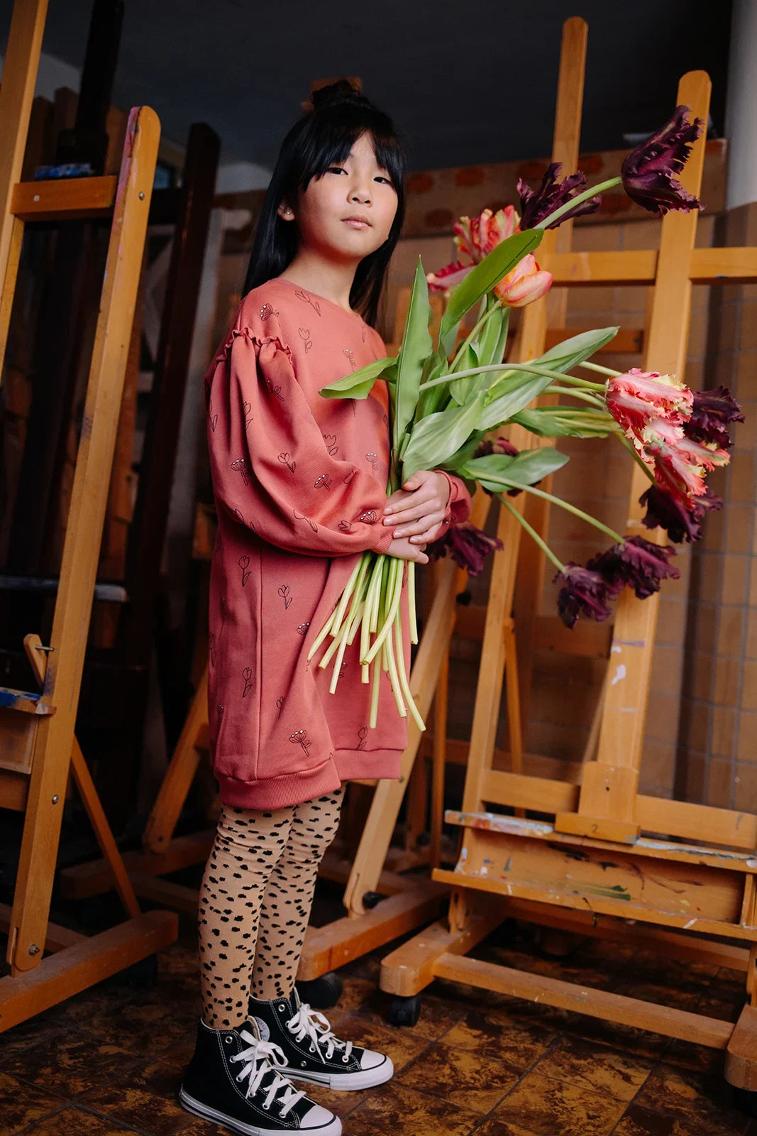 Persona posando con vestido de niña multicolor Tulipanes de Sproet & Sprout.