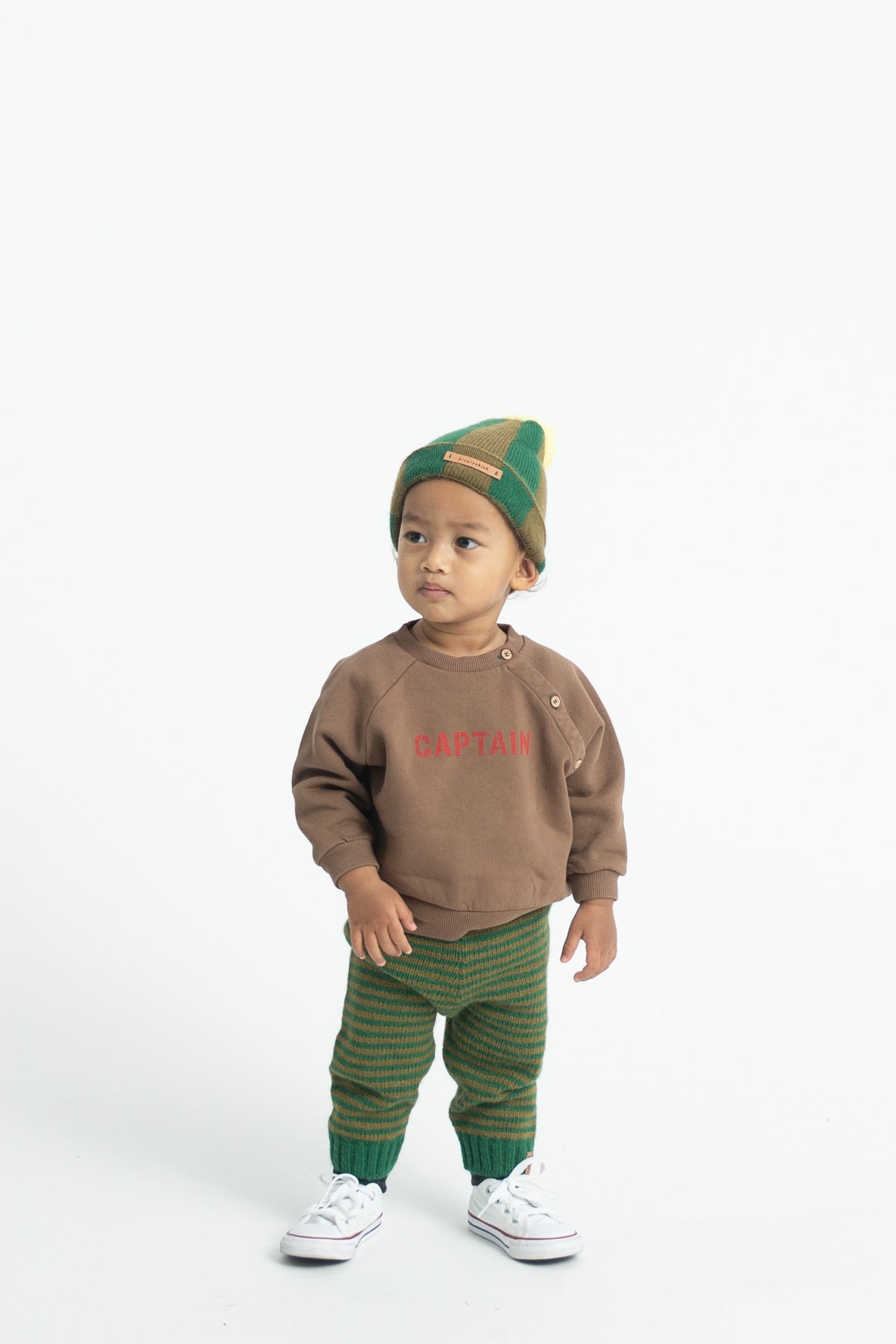 Parte trasera de sudadera de bebé marrón con captain de piupiuchick.