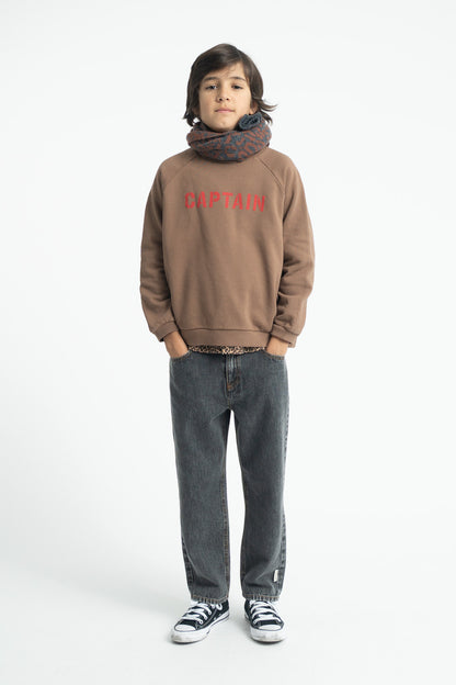Parte trasera de sudadera de niño marrón con captain de piupiuchick.