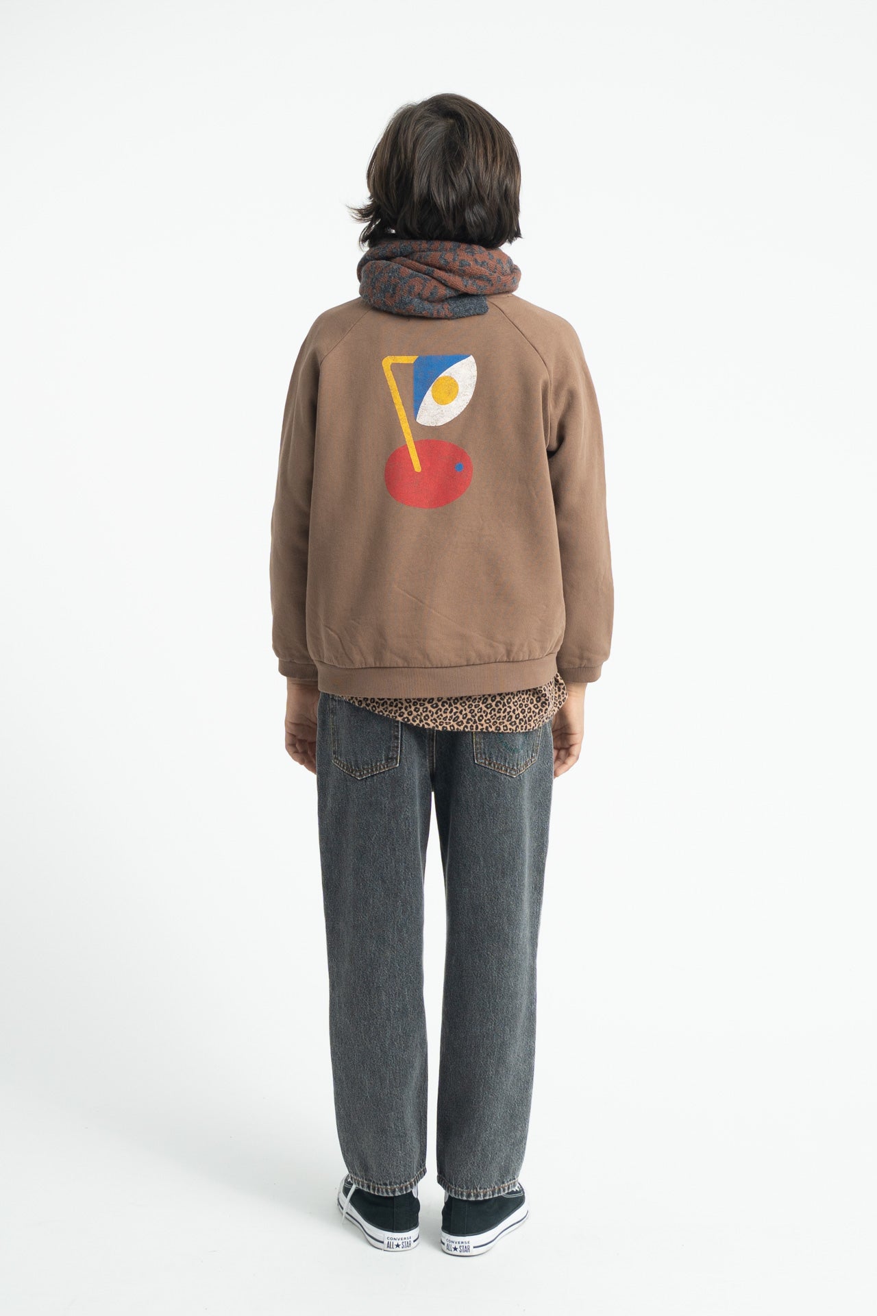 Detalle de sudadera de niño marrón con captain de piupiuchick.