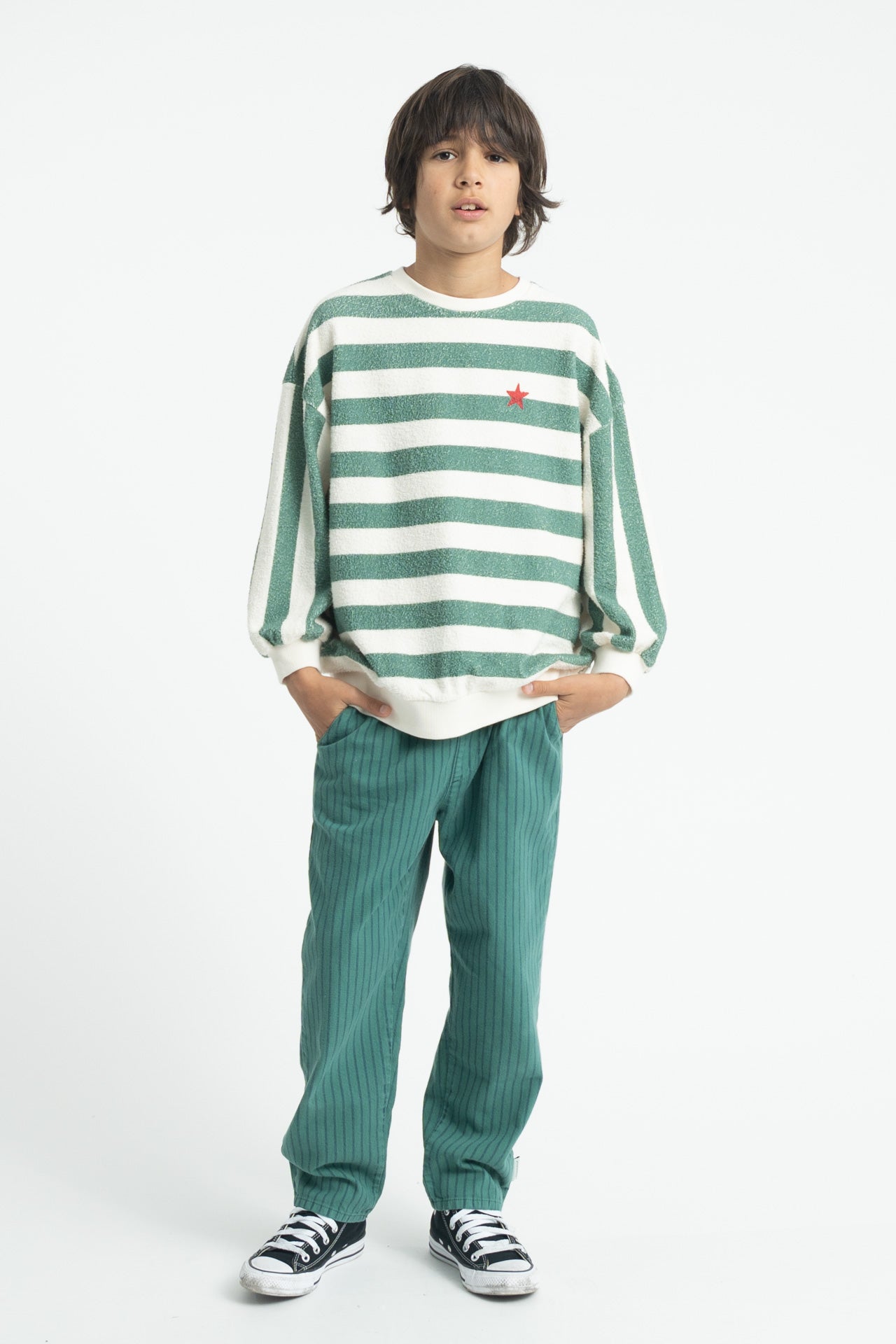 Detalle de sudadera de niño crudo y verde con rayas de piupiuchick.