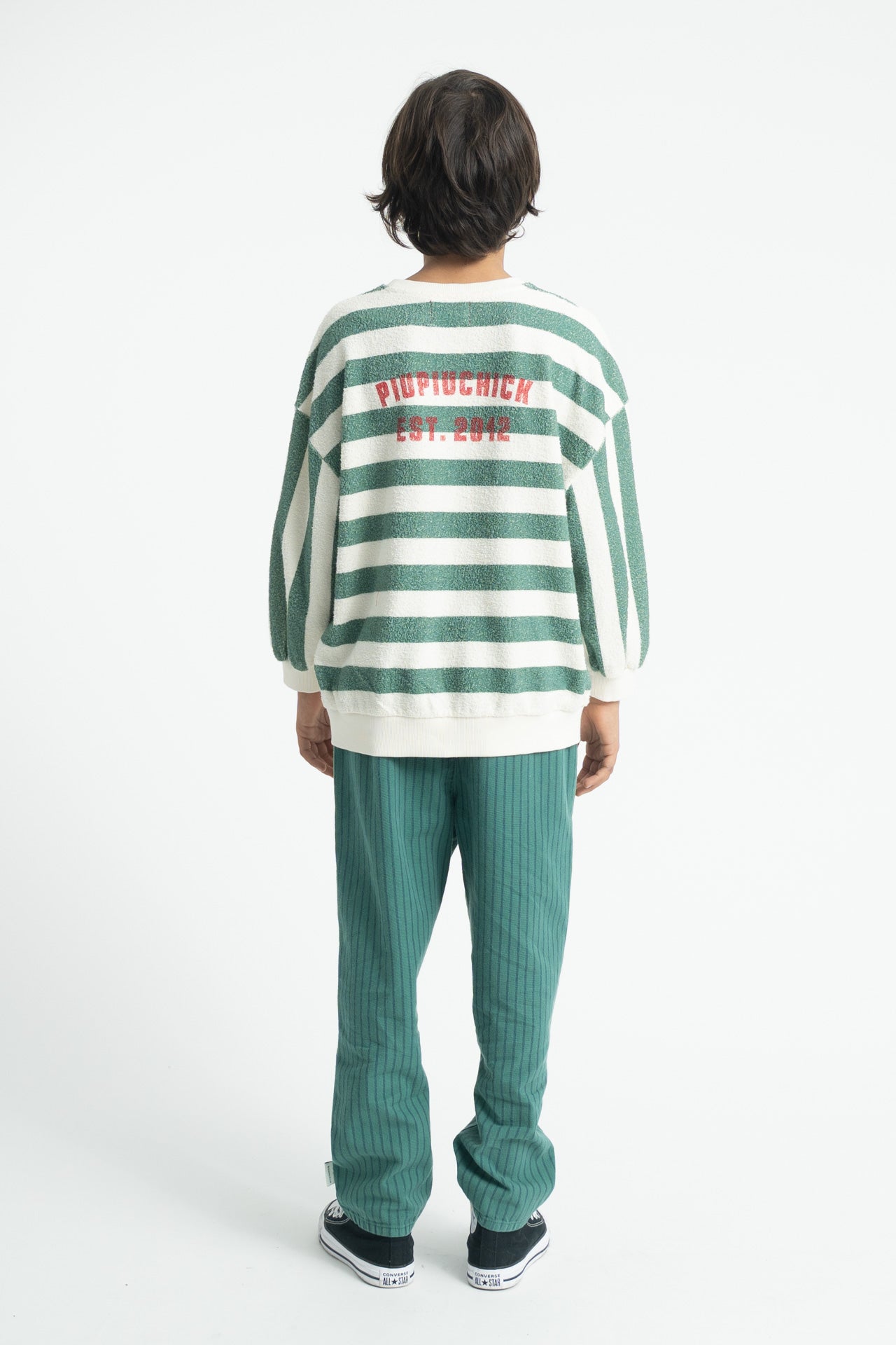 Niño con sudadera de niño crudo y verde con rayas de piupiuchick.