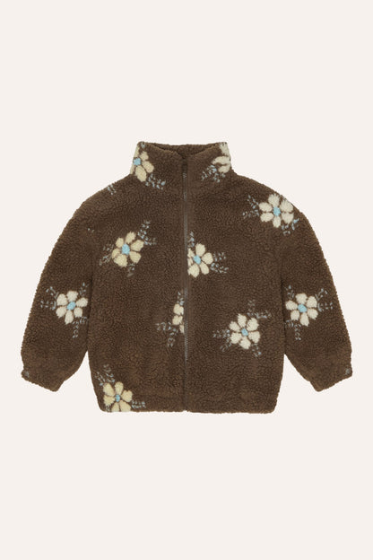 Chaqueta infantil marrón de borreguito con flores, vista frontal.