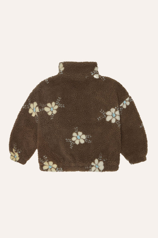 Chaqueta infantil marrón de borreguito con flores, vista trasera.