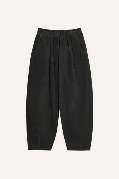 Pantalón infantil gris oscuro de pana, vista frontal.