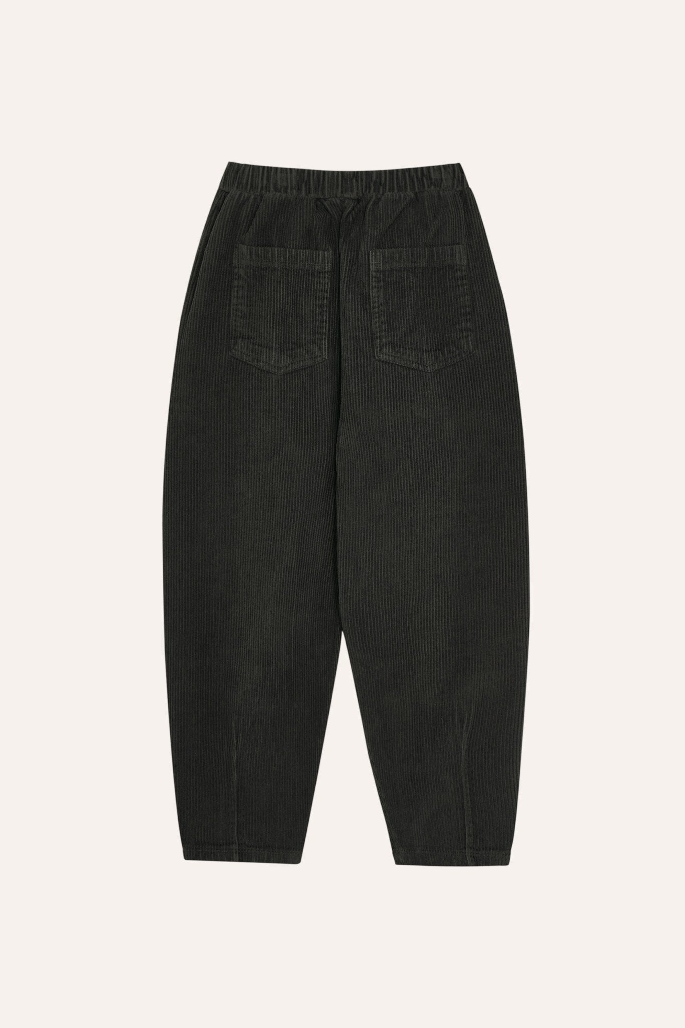 Pantalón gris oscuro de pana con bolsillos traseros.