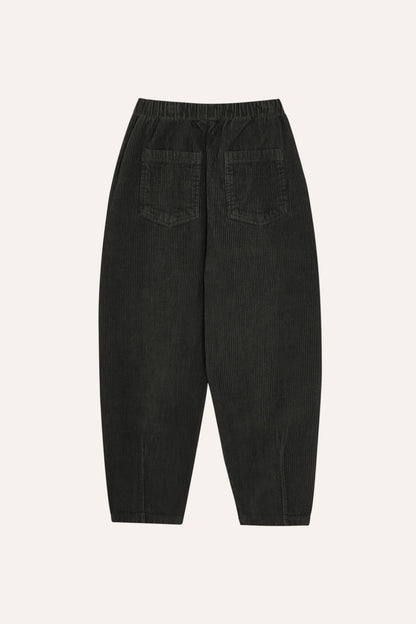 Pantalón gris oscuro de pana con bolsillos traseros.